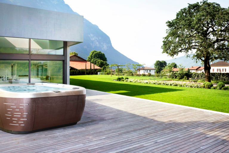 HOW TO THROW THE PERFECT POOL PARTY FOR THE SUMMER