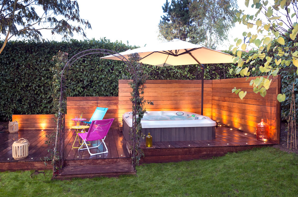 hot tub with privacy fence - WCI pools and Spas