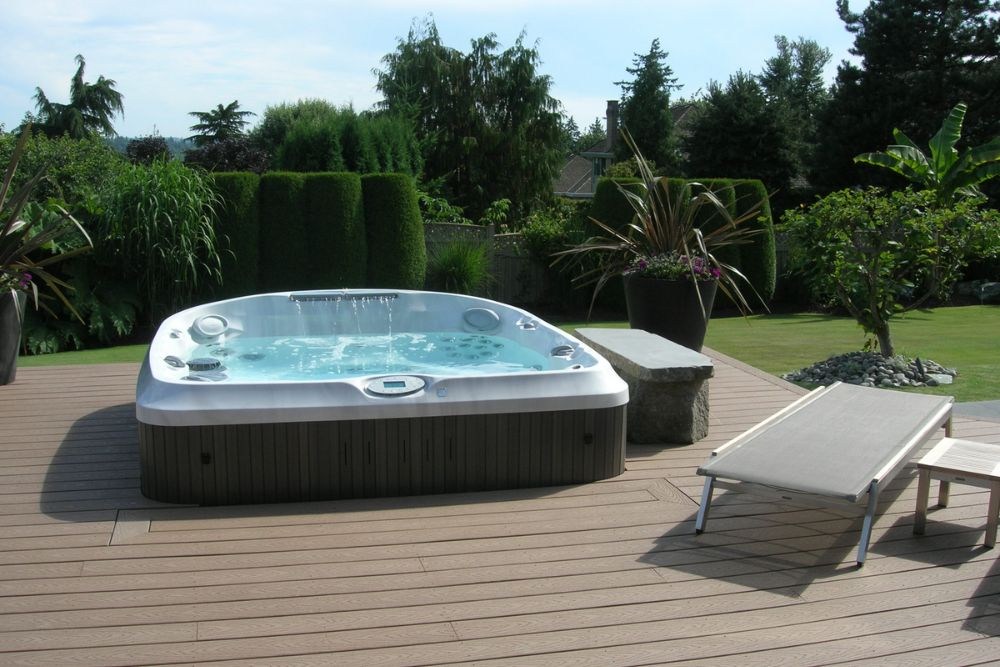 Jacuzzi® Hot Tub - WCI Pools and Spas explains the different shaped hot tubs.